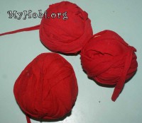 Мохнатый коврик из старых футболок своими руками